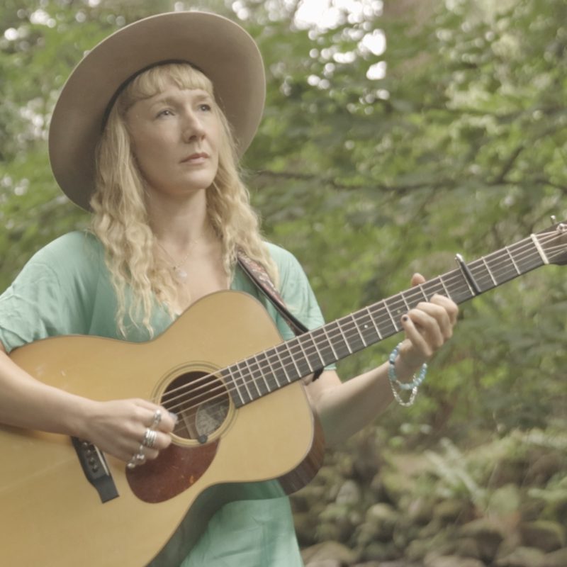 Lily Sheehann — guitare bluegrass flatpick